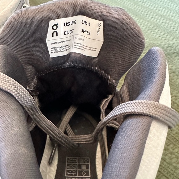 NEW- ON Women's Cloudrock 2 Hiking Boot, 6 - Picture 5 of 9